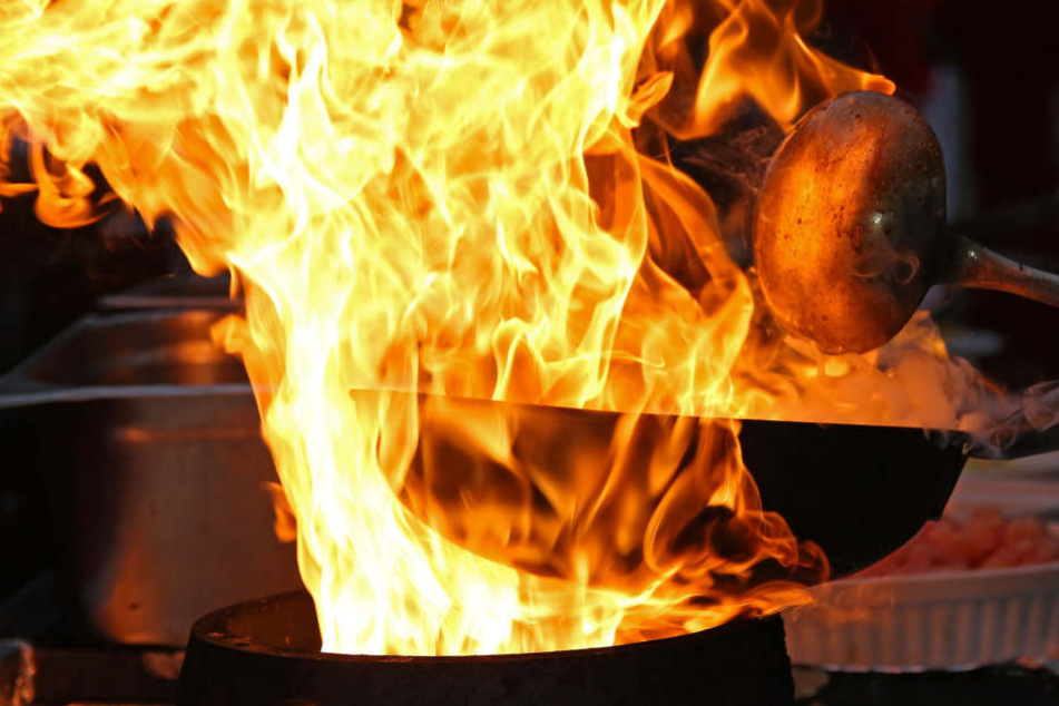 Das Feuer in der Pfanne griff auf die Küchenmöbel über.