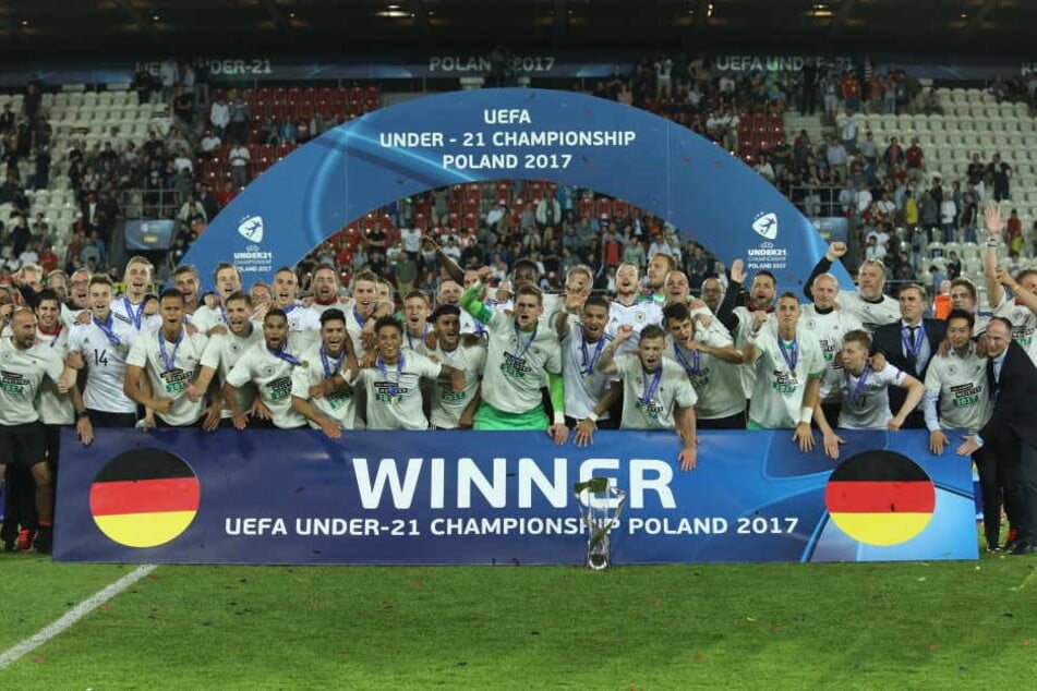 So sehen Sieger aus. Die Deutsche Mannschaft bezwang Spanien im Finale mit 1:0.