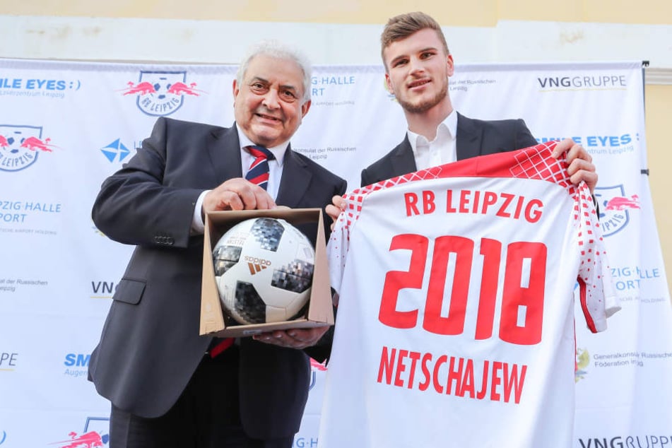 Nationalstürmer Tim Werner (r.) bekam in Leipzig den offiziellen WM-Ball vom russischen Botschafter in Deutschland, Sergej Netschajew, überreicht.