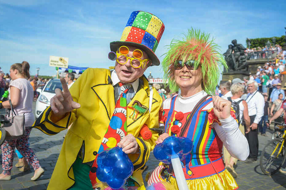 Lachnummer: Das Leipziger Clown-Duo Tanja King und Tilo Rosenberger jazzte
beim Dixieland-Umzug an der Elbe mit.