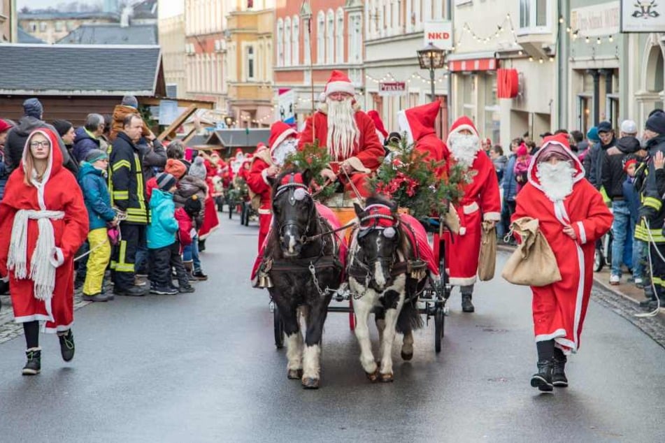 Mit Pferdegespannen zogen die Weihnachtsmänner zum Zwönitzer Markt.