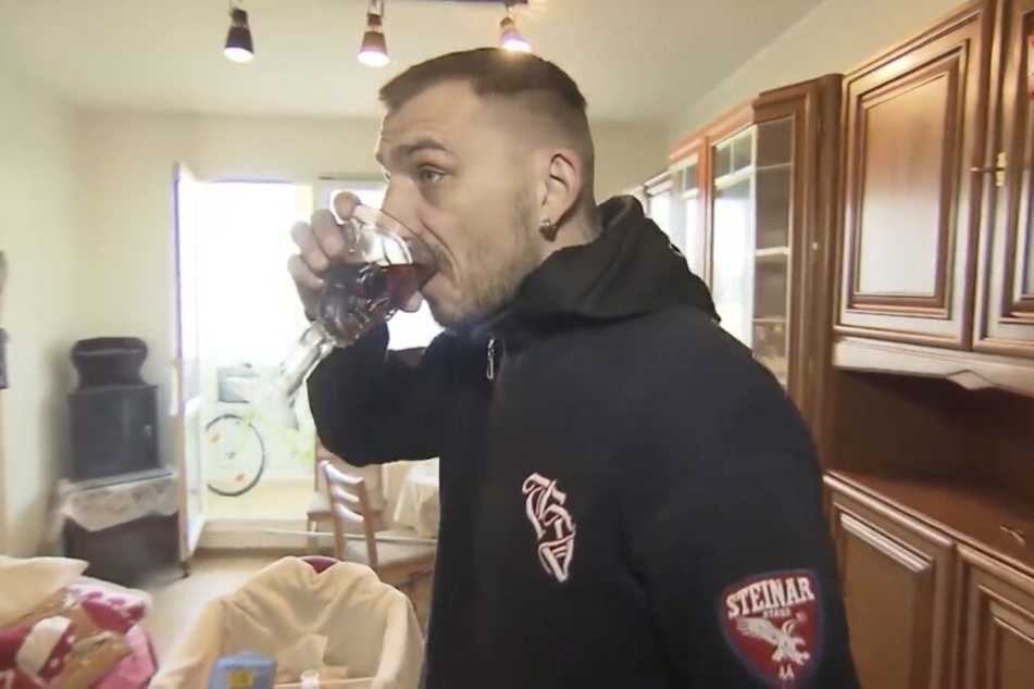Bevor auch Christopher das Haus in der Adolf-Kolping-Straße am Morgen verlässt, trinkt er noch ein Glas Wodka-Cola. Zuvor habe er schon zwei Wodkaflaschen geleert.