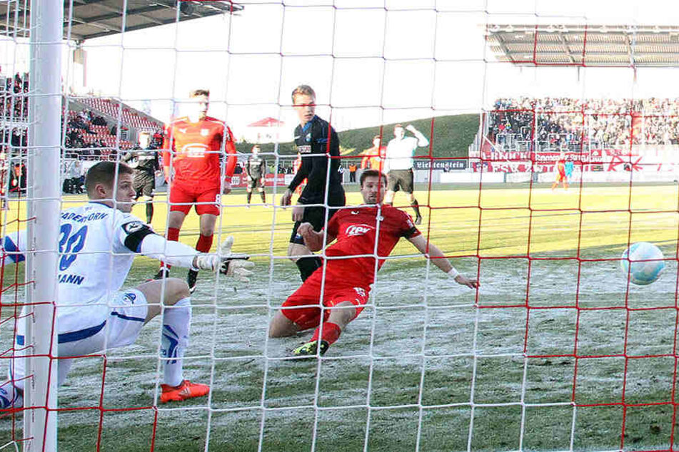 Ronny König (M.) erzielt das 1:0. Paderborn-Schlussmann Brinkmann hat das Nachsehen.