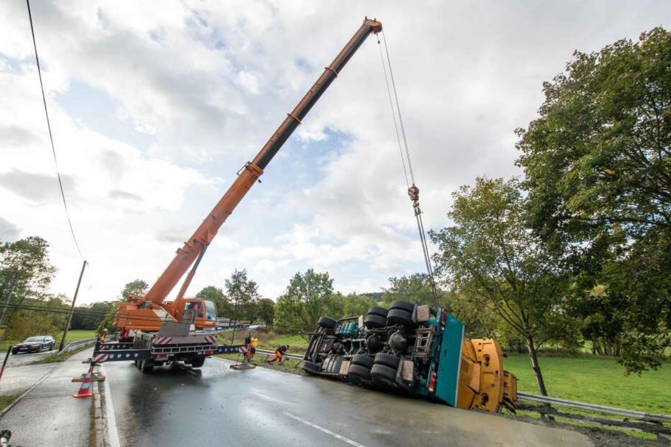 Ein Kran sichert den LKW.
