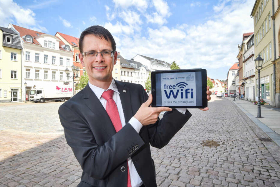 Werdaus Oberbürgermeister Stefan Czarnecki freut sich auf das kostenlose Internet.