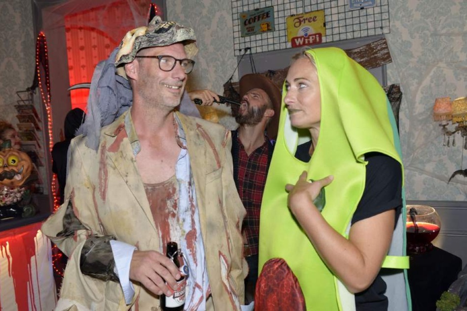 Zusammen feiern Maren (Avocado) und Alex (Zombie?) eine Halloween-Party im Vereinsheim.