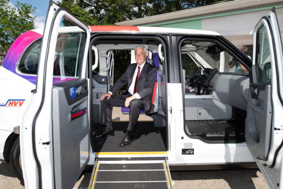 Wirtschaftssenator Frank Horch sitzt schon mal Probe im Shuttle.