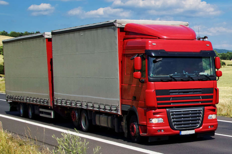 An der Autobahnabfahrt bei Roßla stellte sich ein LKW-Fahrer schützend vor einen PKW. (Symbolbild)