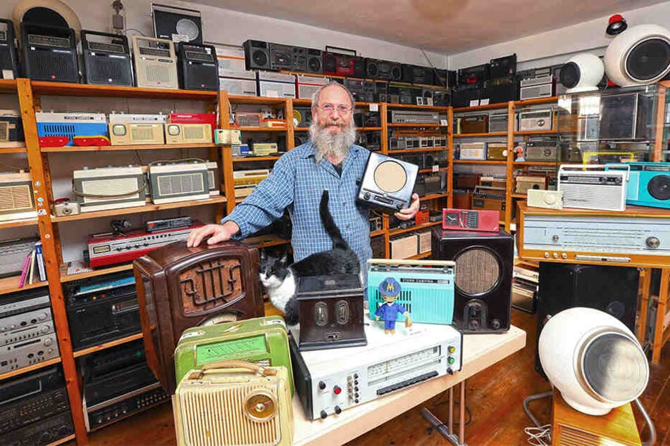 Berthold Grenz (54) ist leidenschaftlicher Radio-Sammler. Seinen Angaben nach liegt die Zahl der Radios im "vierstelligen Bereich".