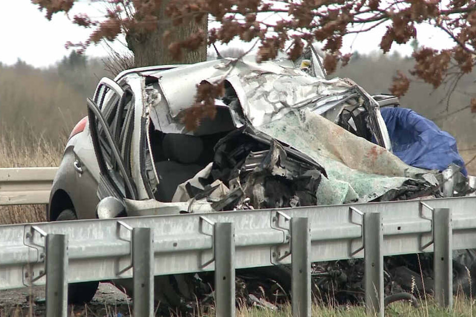 Das Auto wurde bei dem Unfall zusammengedrückt.