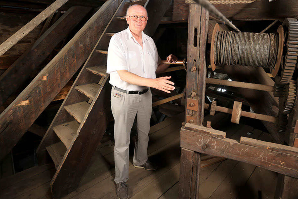 Dombaumeister Michael Kühn (73) zeigt die Kurbel des historischen Handaufzugs. Für die Bauarbeiten wird dieser wieder aktiviert.