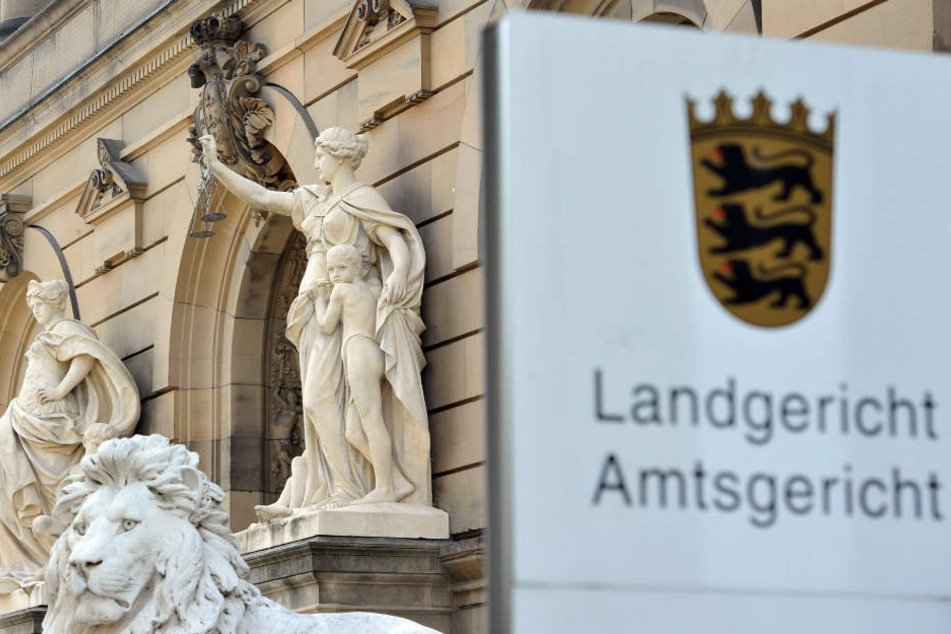 Die Verhandlung findet am Landgericht Ulm vor der Jugendkammer statt.