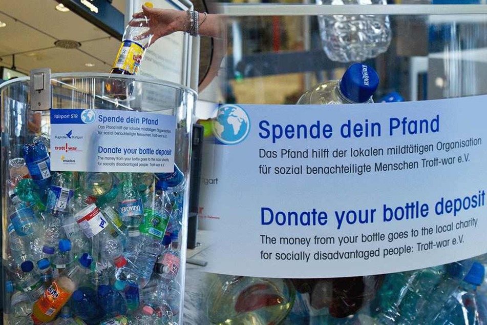 Am Stuttgarter Flughafen können Passagiere ihre Pfandflaschen schon seit Ende 2013 für den guten Zweck spenden.