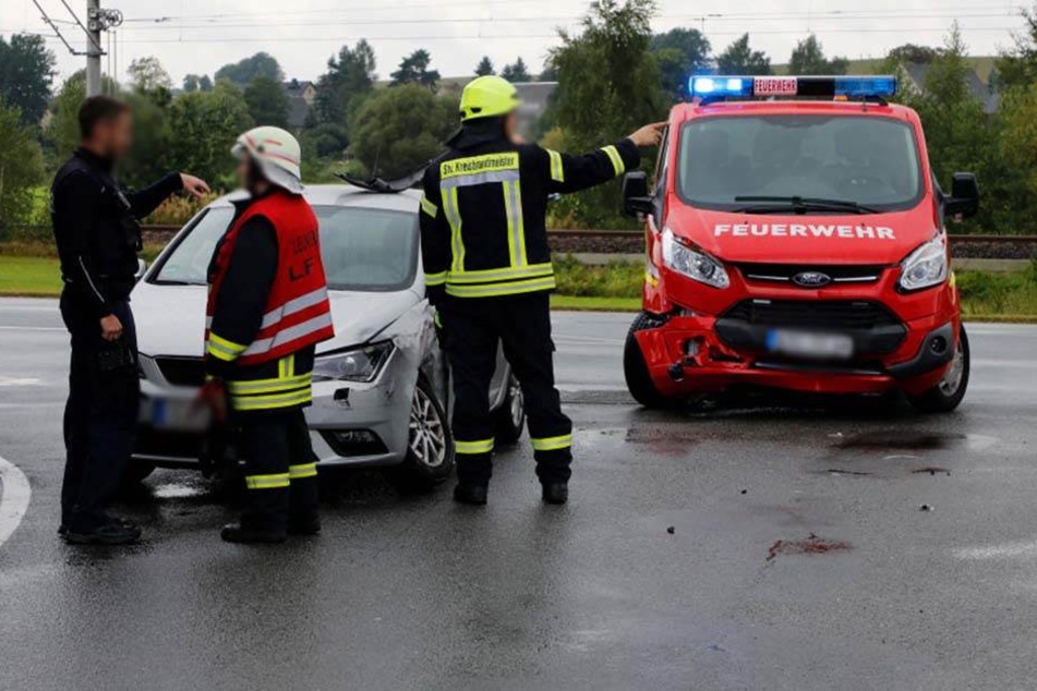 Der Ford war mit Sondersignal unterwegs und knallte frontal gegen einen Seat.