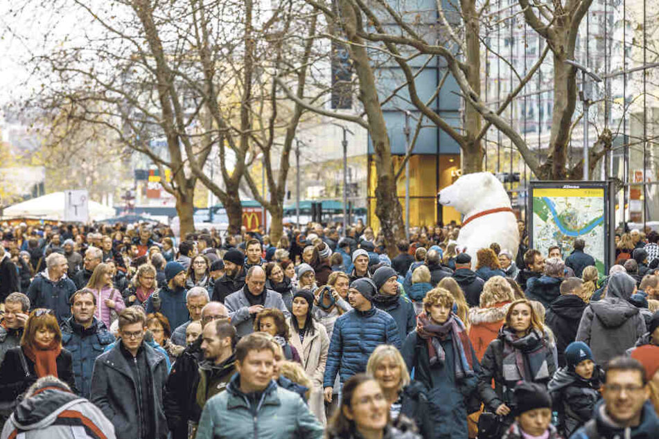 Ab in den Trubel: Wer Geschenke umtauschen muss, den erwarten volle Geschäfte und Einkaufspassagen.