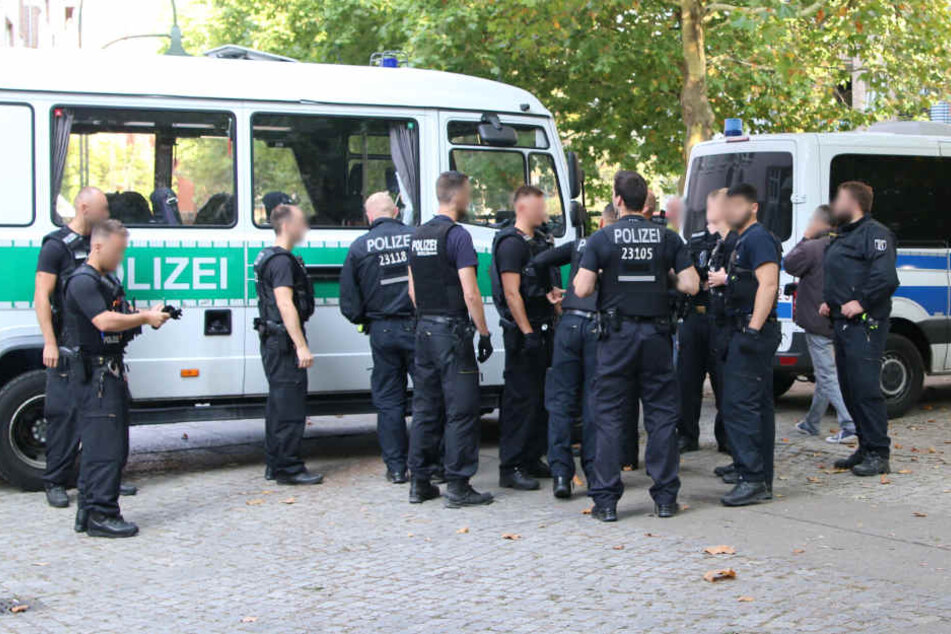 Lagebesprechung bei den Einsatzkräfte in der Graefestraße.