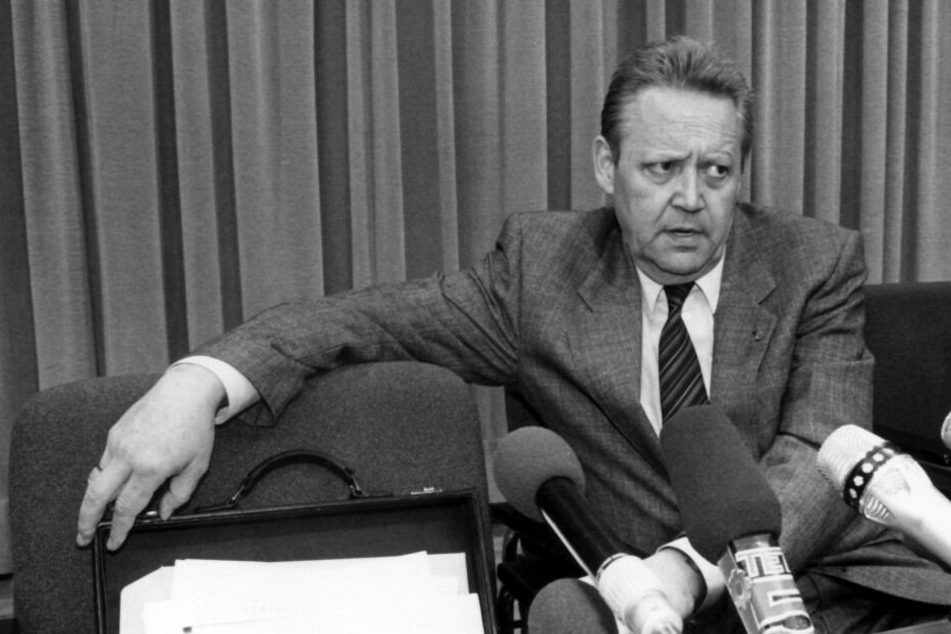 Günter Schabowski bei der legendären Pressekonferenz in Berlin.
