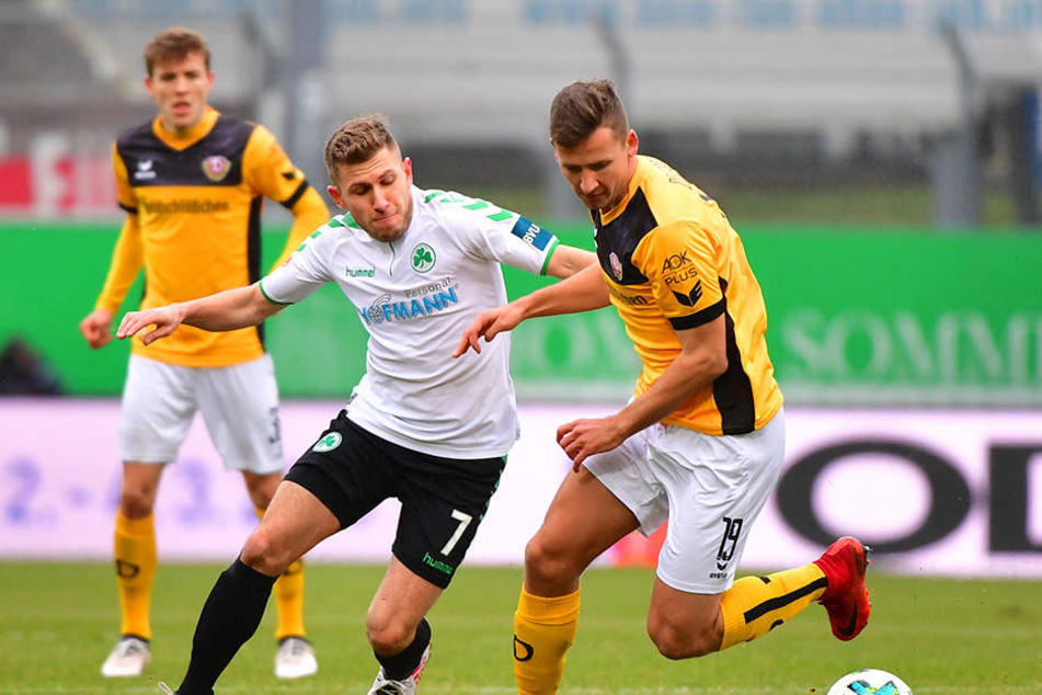 Levent Aycicek (M.) ringt mit Paul Seguin um den Ball. Niklas Hauptmann (hinten) beobachtet die Szene.