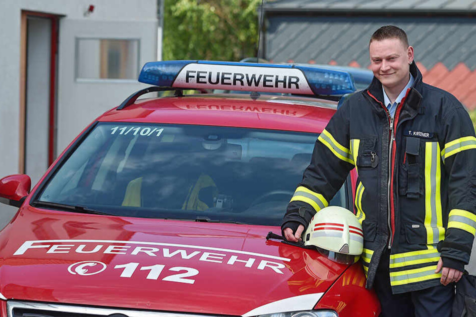Wehrleiter Tobias Kröner (34) freut sich über die Hilfe aus der Luft.