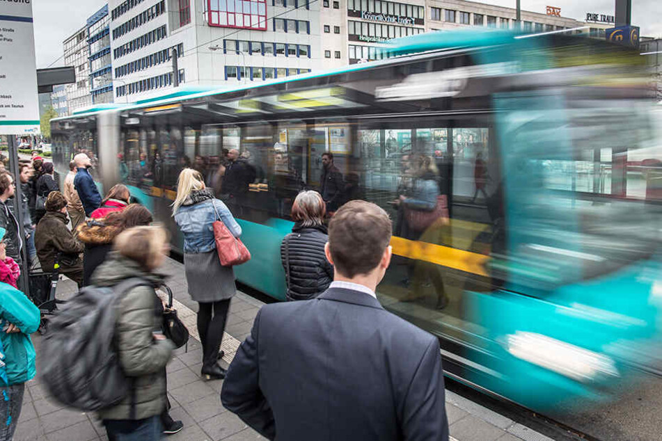 Reisende bekommen den Fahrpreis erstattet, wenn der Zug, der Bus oder die Bahn mehr als 10 Minuten Verspätung hat (Archivbild).