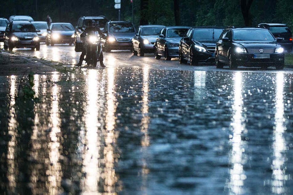 Teilweise waren Straßen durch die starken Regenfälle unpassierbar.