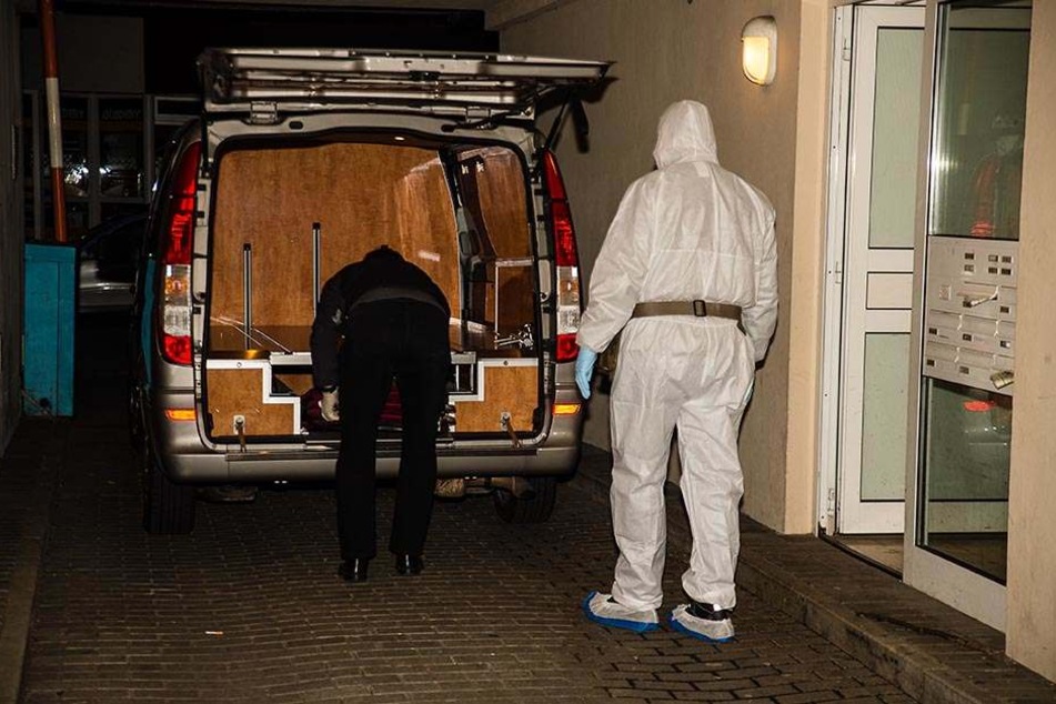 Die Leichen wurden von einem örtlichen Bestatter abgeholt. Foto: www.christian-mathiesen.de