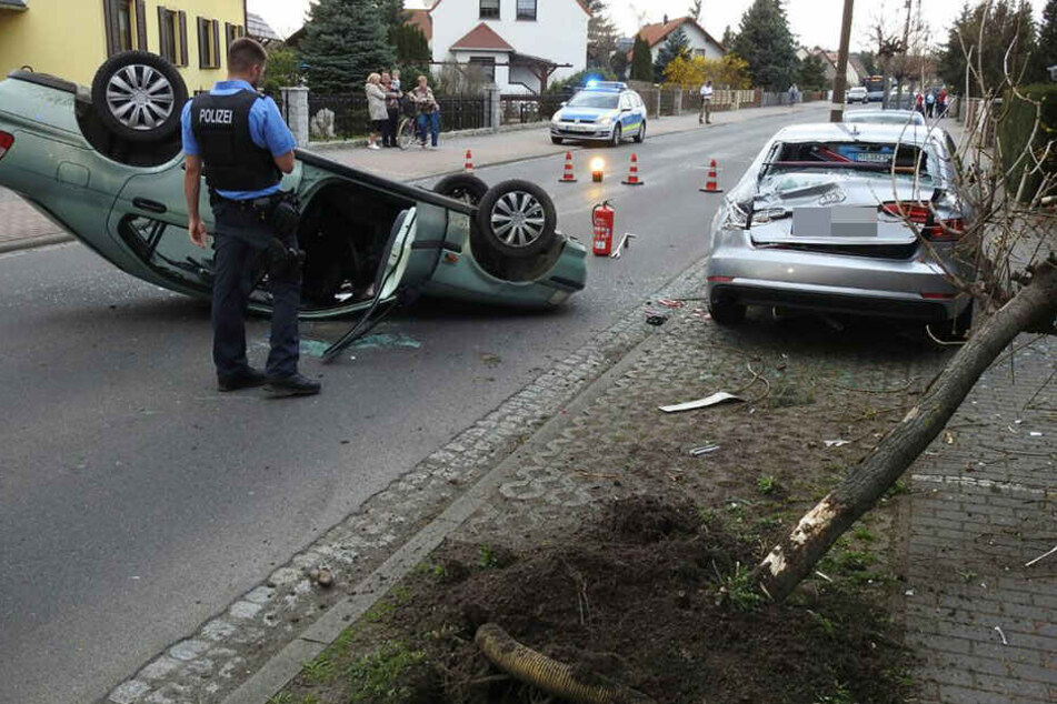 Die Fahrerin (31) rammte zunächst einen Baum und krachte dann gegen ein an der Straße abgestelltes Fahrzeug.