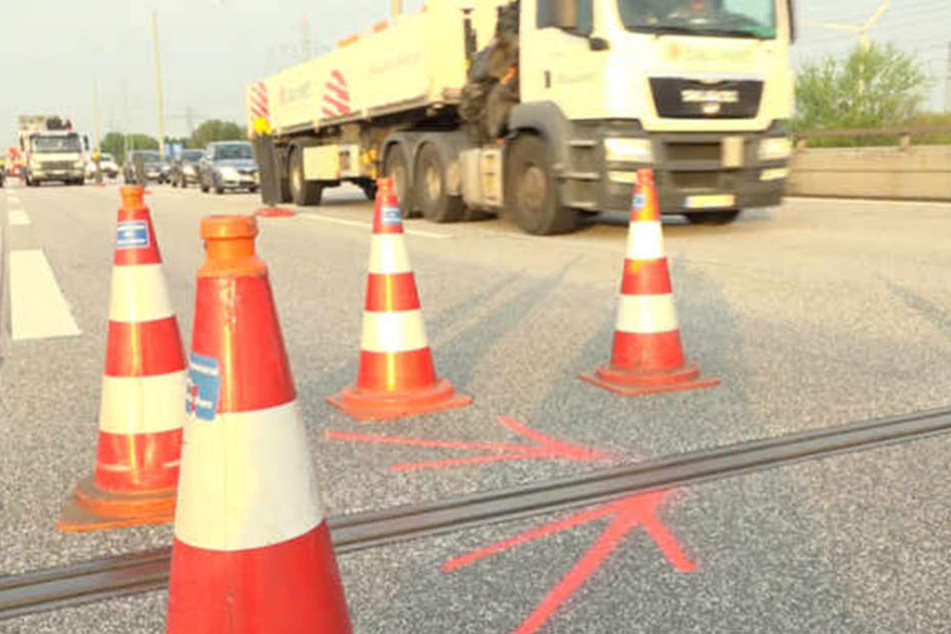 Eine gebrochene Lamelle sorgt für einen kilometerlangen Stau vor dem Hamburger Elbtunnel.