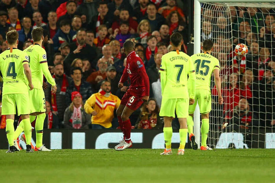 Fast ganz Barcelona schaut nur hinterher, während Liverpools Wijnaldum einköpft.