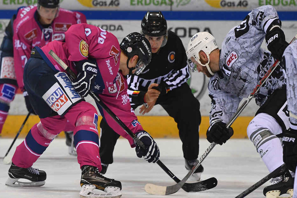 Eislöwen-Spieler Artur Kruminsch gegen Shawn Weller. Am Ende gewannen die Steelers.