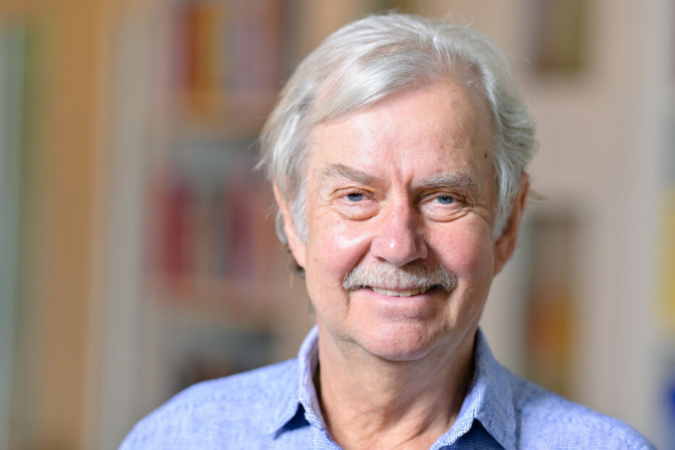 Ernst Fritz-Schubert, Systemischer Therapeut beim Fritz-Schubert-Institut, steht in einem Arbeitsraum.