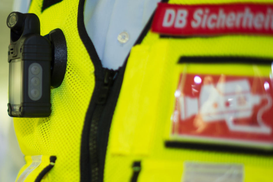 Auf der Weste eines Sicherheitsdienst-Mitarbeiters der Deutschen Bahn ist am eine sogenannte BodyCam befestigt.