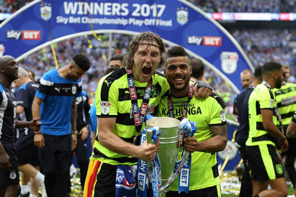 Ende Mai stieg Michael Hefele (l.) mit mit Huddersfield Town in die Erste Liga auf.