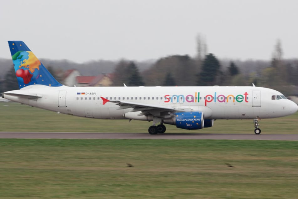 Eine Maschine der Small Planet Airlines während des Starts