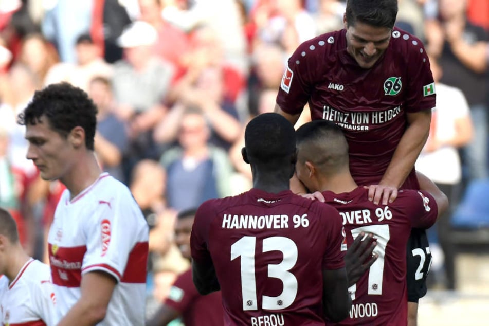 Hannover jubelt, VfB-Verteidiger Benjamin Pavard (l.) und seine Stuttgarter sind nun Tabellenletzter.