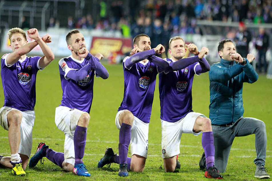 Die gekreuzten
Hämmer nach
dem Sieg
(v.l.): Sebastian
Hertner,
Christian
Tiffert,
Dimitrij
Nazarov, Nicky
Adler und Coach
Domenico
Tedesco