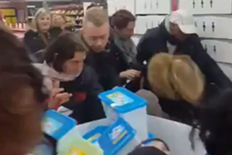 Auf Twitter verbreiteten sich schnell Bilder und Videos von dem Ansturm auf die Nutella-Gläser.