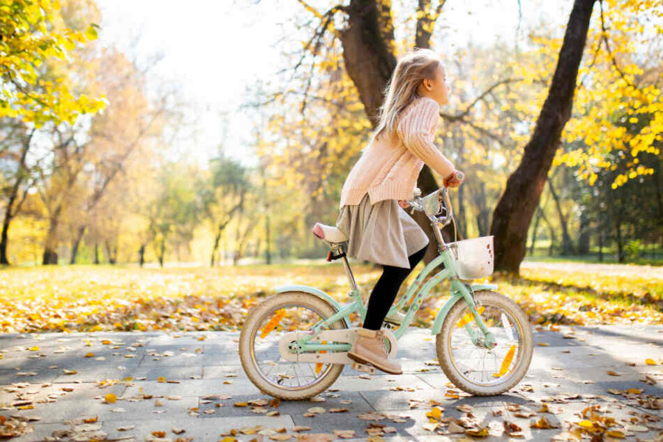 Ein Mädchen fährt auf ihrem Fahrrad. (Symbolfoto)
