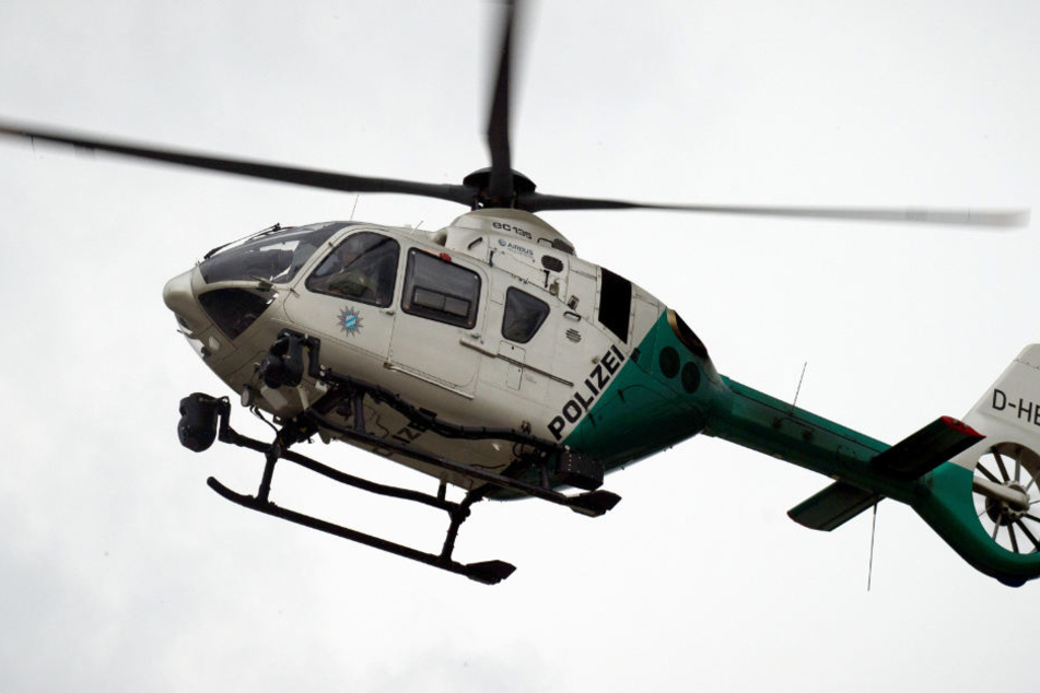 Die Polizei suchte unter anderem mit einem Hubschrauber nach den Tätern. (Symbolbild)
