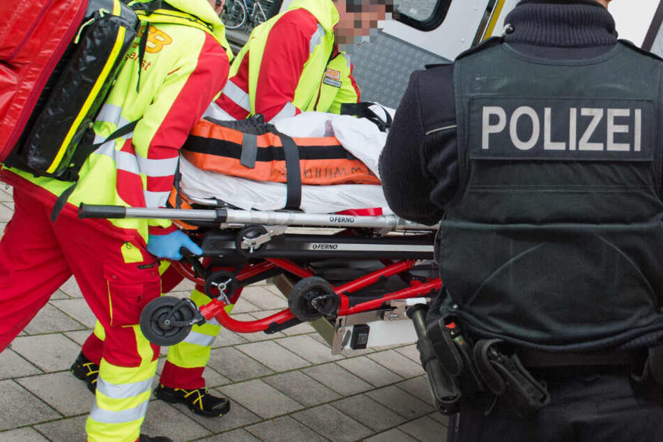 Die Frau wurde auf dem schnellsten Weg in ein Krankenhaus gebracht (Symbolbild).