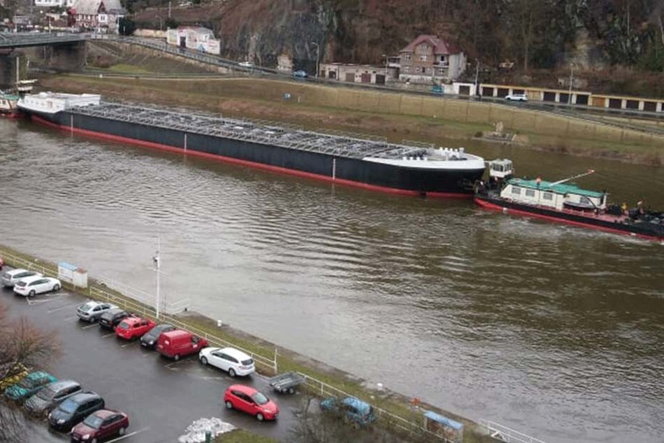 Dienstag wurde das Riesenschiff nach Decin transportiert. Dort wartet es auf seine Fahrt nach Dresden.