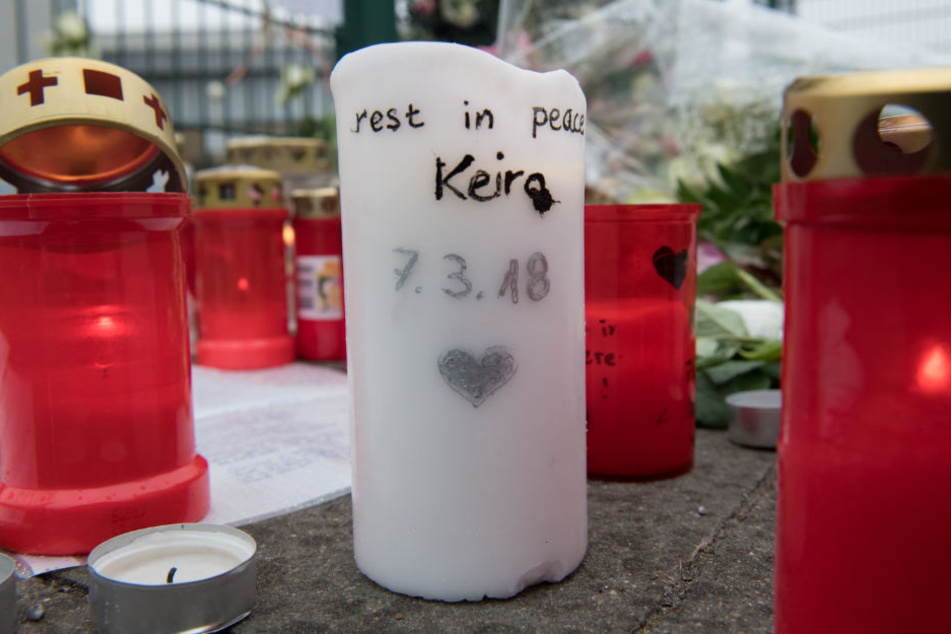 Vor der Eisschnellaufhalle in Berlin-Hohenschönhausen legten Passanten Blumen und Kerzen nieder.