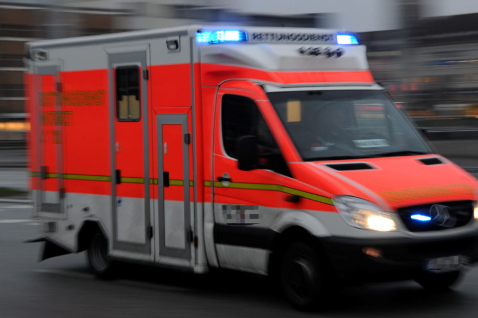 Die Verletzten mussten in nahe gelegene Krankenhäuser gebracht werden (Symbolbild).