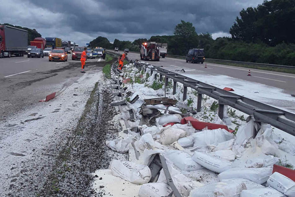 Die Ladung, Plastikgranulat, verteilte sich über die Autobahn.