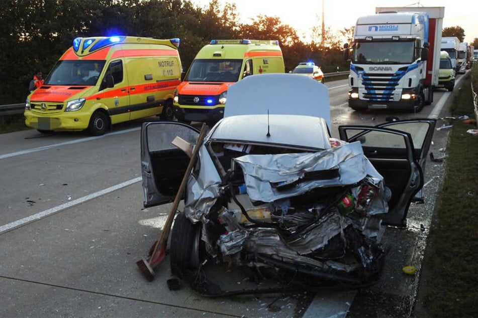 Der VW Passat hatte beim Überholen eines Busses offenbar ein herannahendes Fahrzeug übersehen.