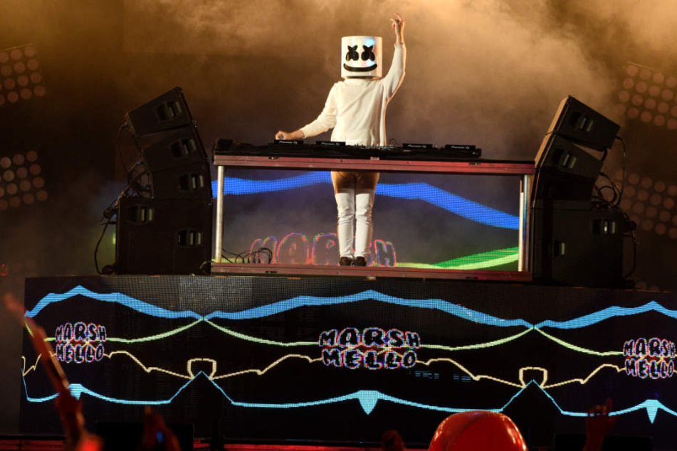 Verkleidet legt DJ Marshmello auf der Bühne auf (Archivfoto).