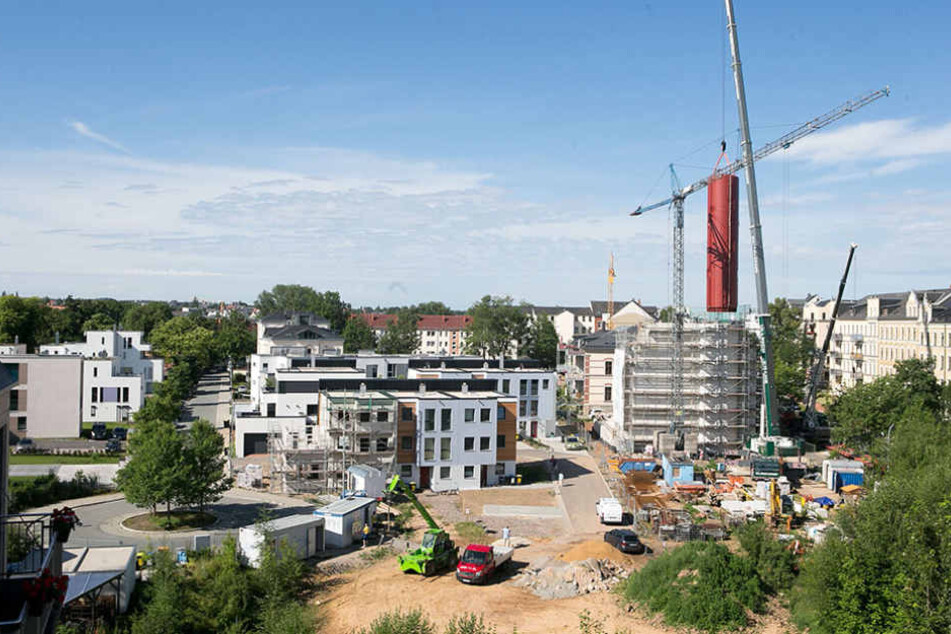 Präzisionsarbeit: Der 17,5 Meter hohe
Solartank kurz vor der Installation.