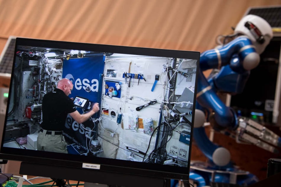 Alexander Gerst steuert den Roboter von der internationalen Raumstation ISS aus.