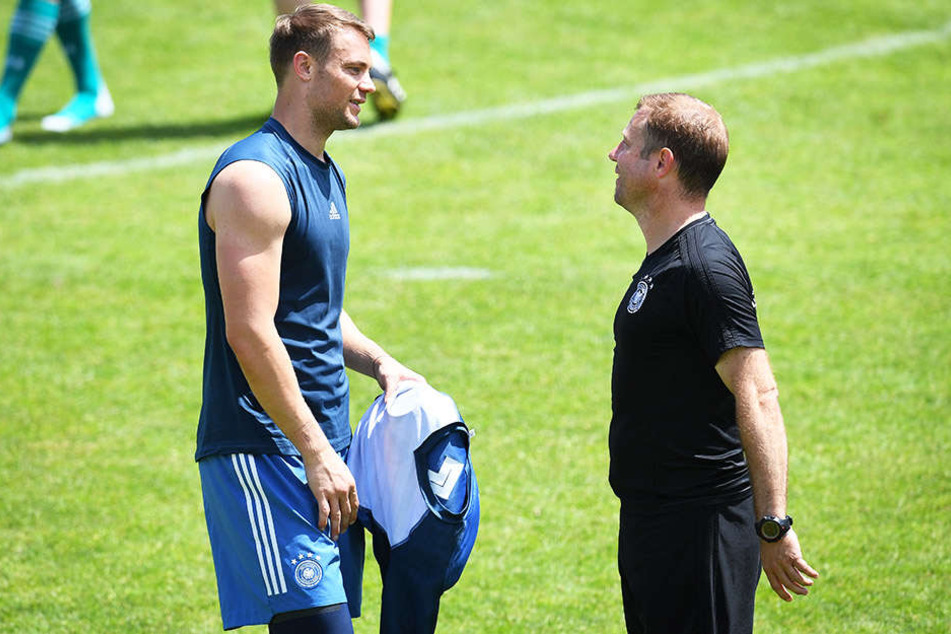 Manuel Neuer (l.) mit U20-Trainer Frank Kramer (r.).