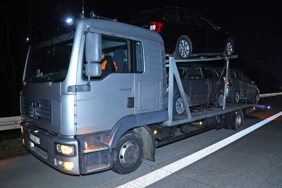 Auf dem Lkw, auf den der Kleintransporter krachte, schoben sich wegen dem Aufprall weitere Autos aneinander.